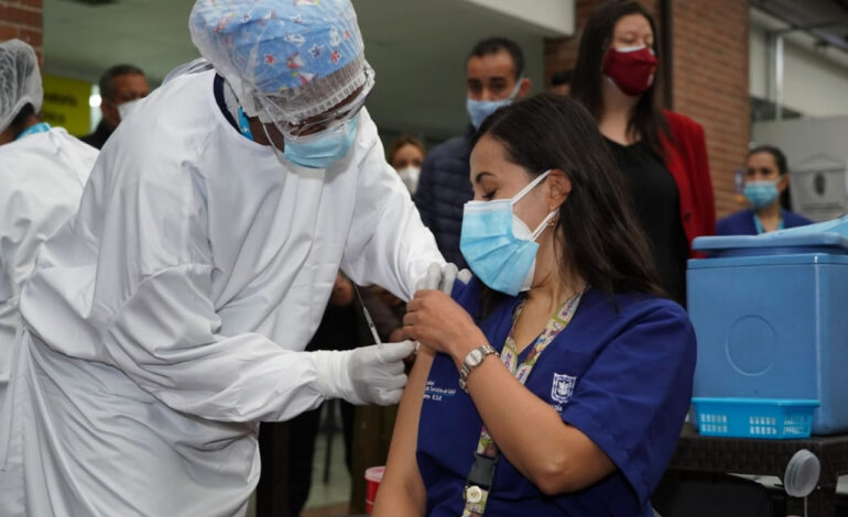  Bogotá inició su plan de vacunación con personal médico.