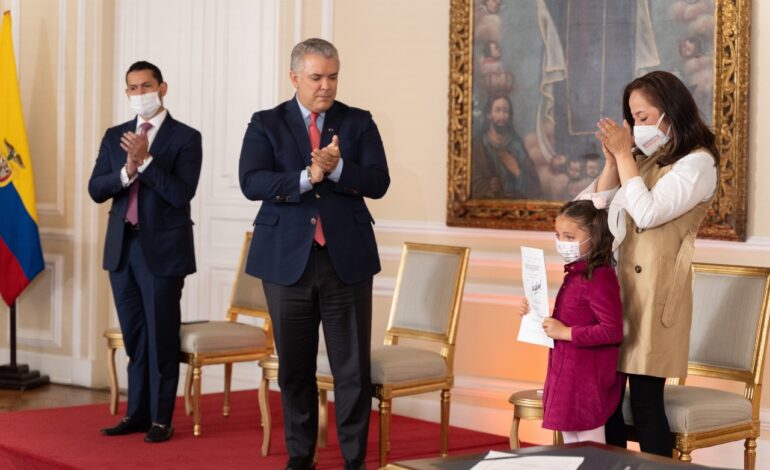  Presidente Duque sanciona ley que reglamenta la cadena perpetua a violadores y asesinos de niños